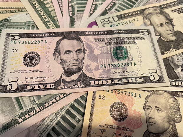 Доллар взял курс на повышение на Мосбирже