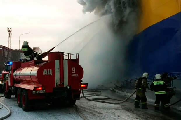 В Калининграде на 1,3 тысячи квадратов загорелось офисное здание бывшего завода "Кварц"