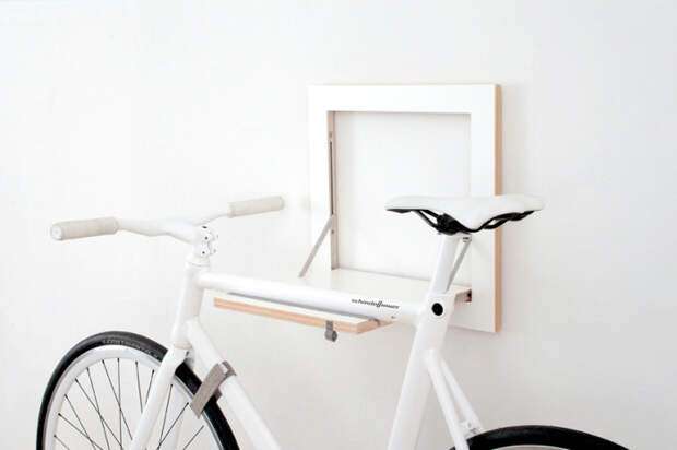 Когда велосипеда нет, вешалка буквально сливается со стеной и становится незаметной.