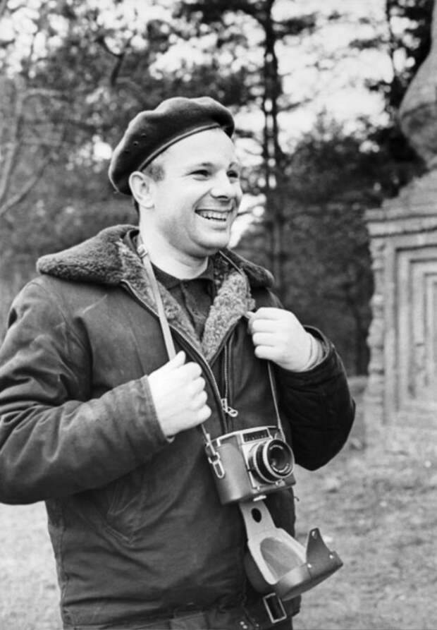 Юрий Гагарин со своим фотоаппаратом