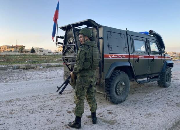 Патруль российской военной полиции в районе освобожденного от боевиков города Саракеб в провинции Идлиб