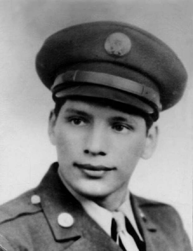 Более 70 лет женщина ухаживала за могилой незнакомого ей солдата, пока она не смогла разыскать его родственников