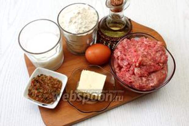 Для приготовления нам понадобятся фарш мясной, лук репчатый, масло растительное, аджика, соль, вода, масло сливочное, яйца куриные, молоко, сахар, дрожжи сухие и мука пшеничная.