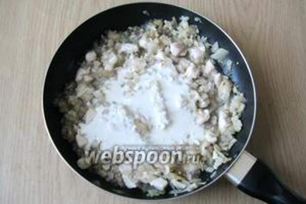 Затем добавить сливки, посолить и поперчить по вкусу. Перемешать и продолжить тушение ещё 5-7 минут.
