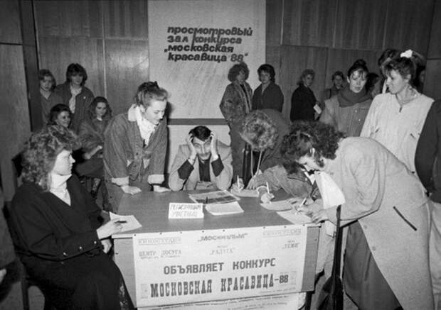 Красота, которая вырвалась из-за железного занавеса: 20 закулисных фото из 90-х Красота, которая вырвалась из-за железного занавеса: 20 закулисных фото из 90-х