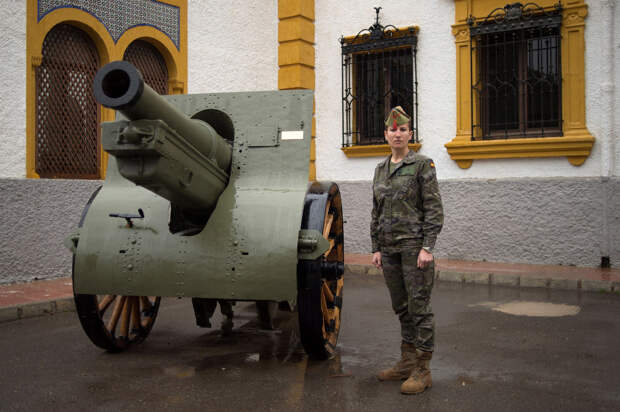 Испанский легионер на военной базе Испанский легионер на военной базе
