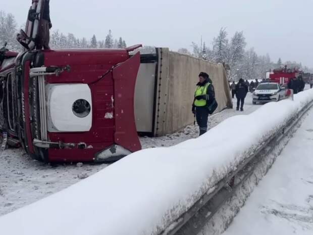 Упавшая на бок фура закрыла проезд по М-5 в Челябинской области