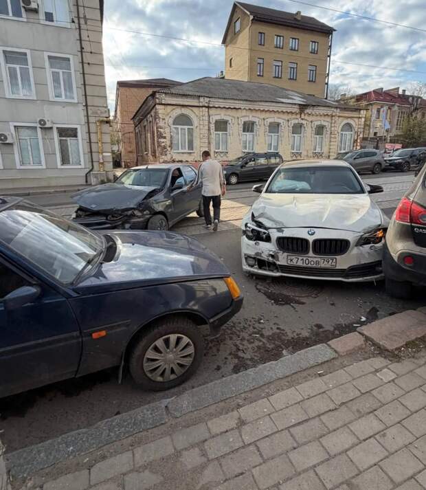 Фиат и БМВ не поделили дорогу возле первой горбольницы на Постышева в Донецке