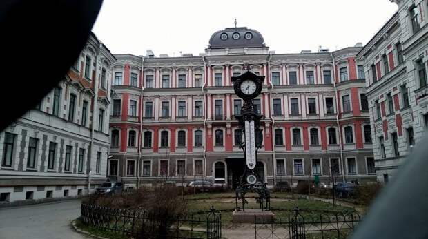 "Собачье сердце" пo-пeтepбypгcки. Памятник Шарику и Профессору