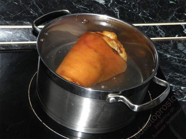 Рульку в/к залить водой и варить около часа. пошаговое фото этапа приготовления горохового супа