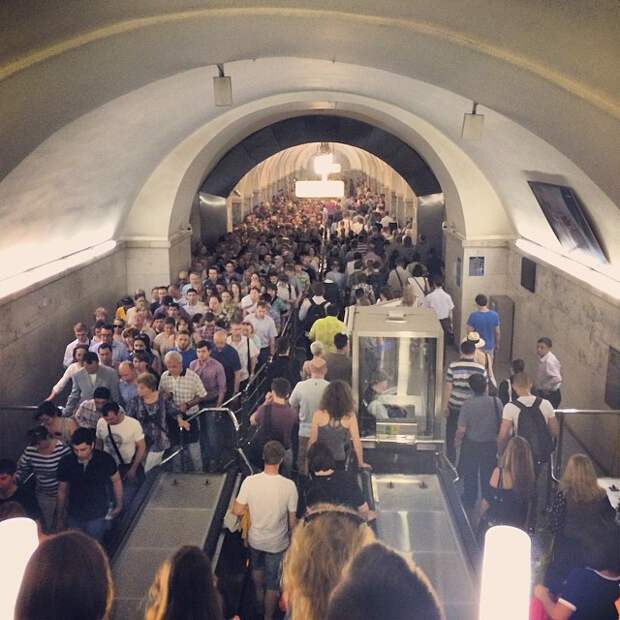 В час пик на всех станциях метро россия, это россия