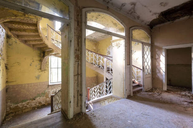 Лестница в стиле нео-барокко в разрушающемся интерьере заброшенного польского дворца.