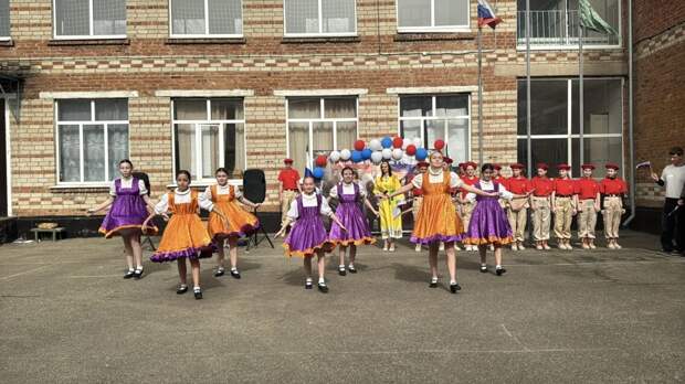 В Дондуковской школе торжественно открыли Год единства народов России