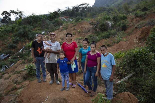 Люди скорбят о городке, который был погребен оползнем