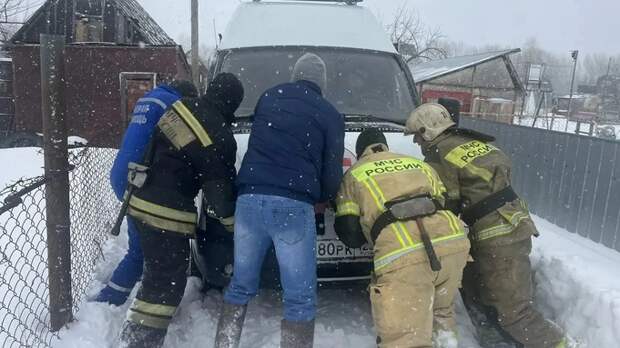 Пожарные Бийска вытащили скорую, застрявшую в снежной ловушке с пациентом
