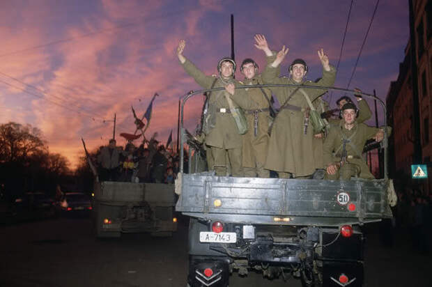 73-Romaniansoldierswavefromthebacko.jpg 73-Romaniansoldierswavefromthebacko.jpg