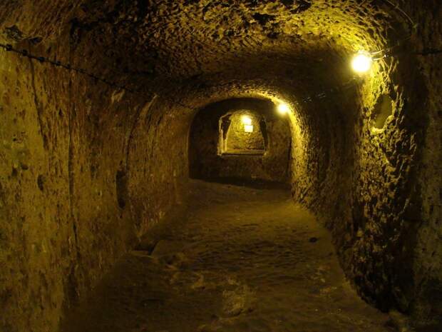 Удивительное открытие: мужчина, делая ремонт, нашел огромный подземный город - фото 1