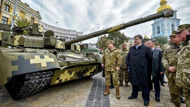 Министр обороны Украины Степан Полторак и президент Украины Петр Порошенко на выставке военной техники приуроченной ко Дню защитника Украины в Киеве