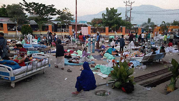 Число погибших из-за землетрясения и цунами в Индонезии возросло до 832