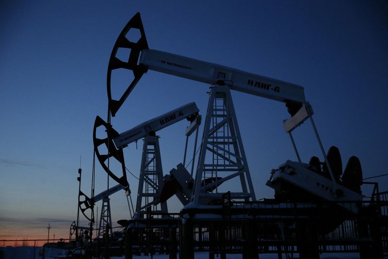 Россия ждет роста нефтедобычи в ближайшие два года--Новак
