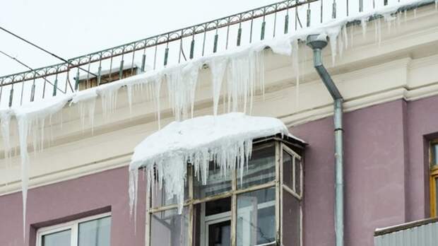 Лед в подъездах, +1 в квартирах и костры из елок: как Киев выживает в период массового коллапса