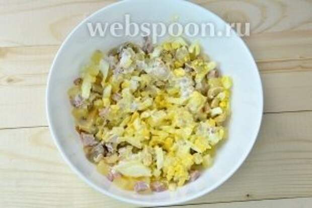 Заправляем салат майонезом и солим по вкусу. Готовый салат по желанию можно украсить и подать порционно. Приятного аппетита!
