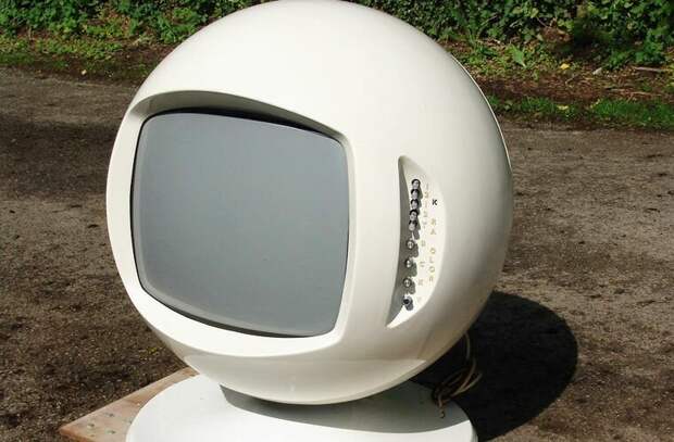 На этом космическая мода не кончилась. В конце 1960-х появился Keracolor Sphere. Телевизор был не только цветным, но и похожим на шлем астронавта. Выпускался с 1968 по 1977 годы в мире, зомбоящик, изобретение, интересно, люди, телевизор, факты