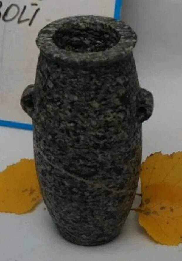 Маленькая диоритовая фазаочка, выполненная по древней технологии, реконструктором Ольгой Вдовиной за два года.