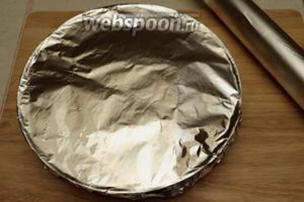 Закройте плотно фольгой и положите в разогретую до 180°С печь. Пеките ровно 1 час с двухсторонним режимом.