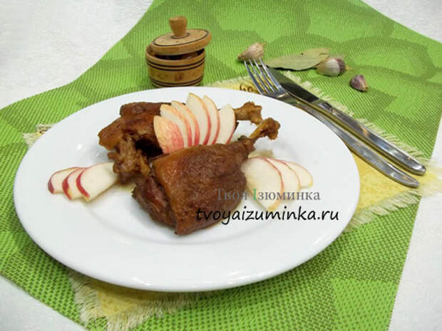 Утка кусочками тушеная с яблоками в сковороде, рецепт с пошаговым фото