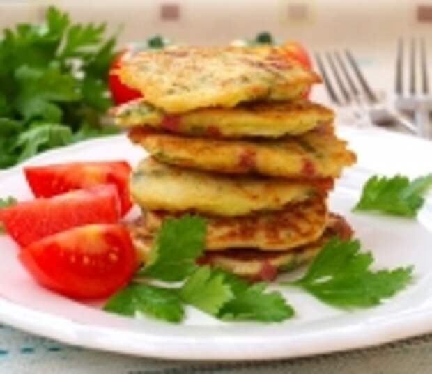 Кабачковые оладьи с колбасой