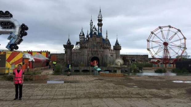 Добро пожаловать в Dismaland, самый мрачный парк аттракционов от Banksy (18 фото)