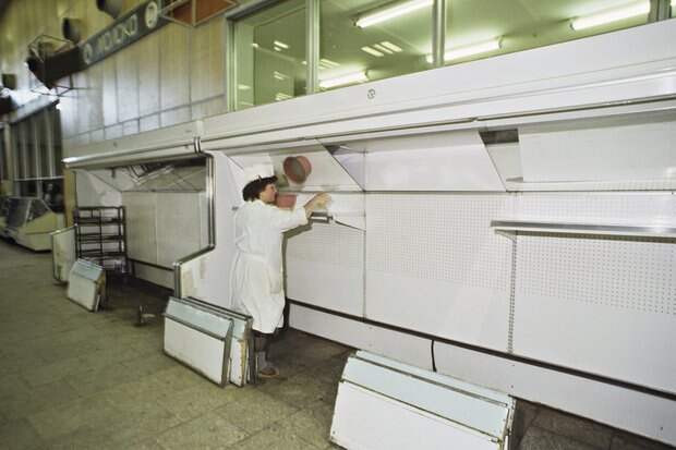 Продовольственный кризис в Москве, 1 июня 1990 года. Пустые прилавки в магазине