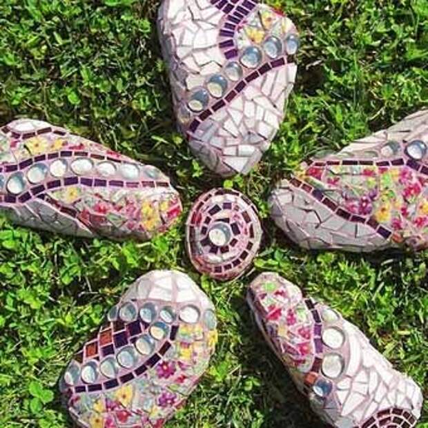 идеи для дачи каменный цветок с мозаикой