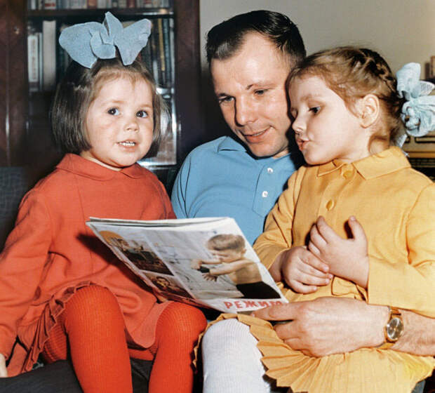 1015 Гагарин с дочерьми Еленой и Галей.jpg