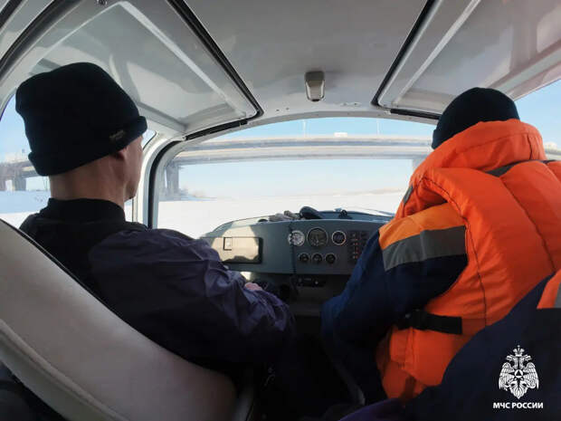 В Новосибирске приостановили поиски девочки, провалившейся под лед Оби