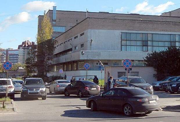 Обычная картина на въезде на территорию одной из больниц Санкт-Петербурга и проезде к приемному отделению: заставленный машинами проезд и закрытый шлагбаум.