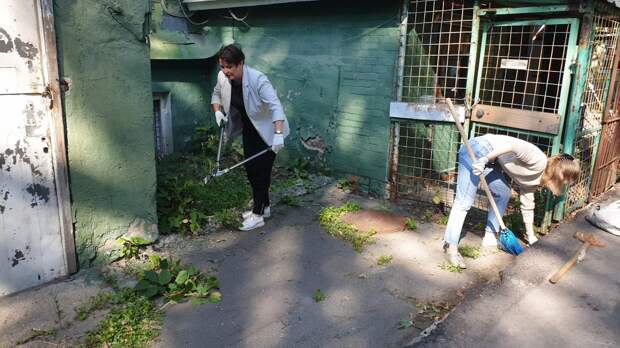 В Москве прошел субботник около Дома купца Виноградова. Фото: Екатерина Бибикова