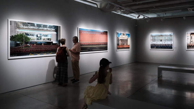 В ЦВК Béton открылась выставка фотохудожника Алмонда Чу «Парад / В будущем»