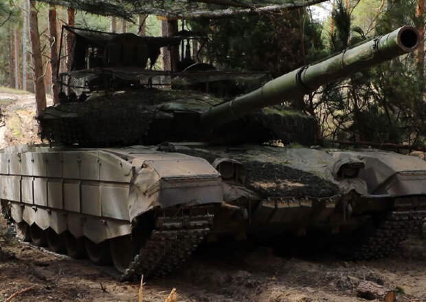 Экипажи танков Т-90М «Прорыв» десантников с закрытой огневой позиции уничтожили до отделения ВСУ на правом берегу Днепра в Херсонской области