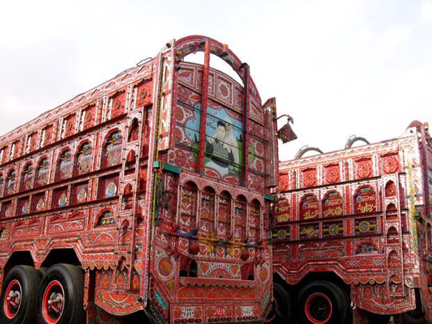 Пакистанские дальнобойщики обязательно украшают свой транспорт.