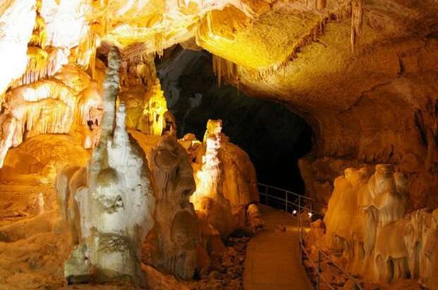 Мраморная пещера известная достопримечательность в Крыму