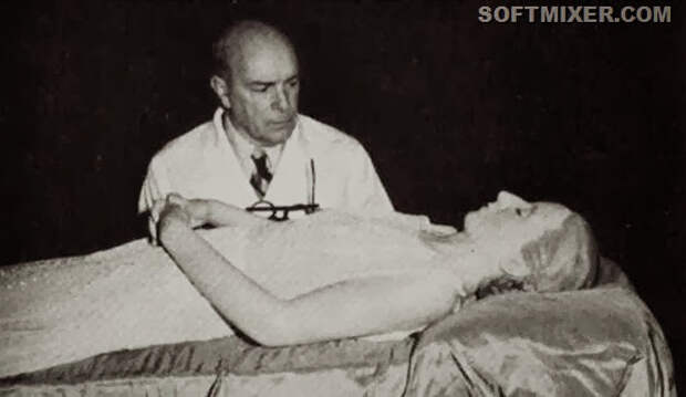 Eva_Perón_-_Cadáver_momificado_con_Dr_Pedro_Ara-_1953-55