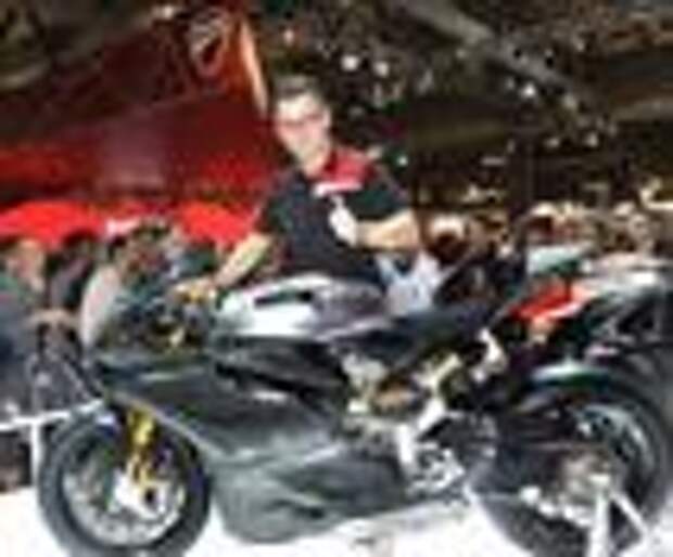 Довизиозо, Бадовини и Фогарти на стенде Ducati на EICMA 2012