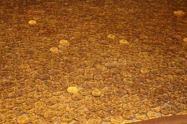 Необычное напольное покрытие, наливной пол с монетами, наливной пол на кухне