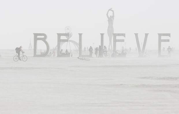 Окутанные пылью инсталляции на фестивале Burning Man 2013. Невада. 1 сентября 2013 г. Reuters / Jim Urquhart.