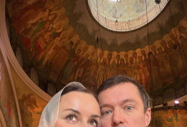 Продюсер Тина Канделаки показала фото с мужем из храма