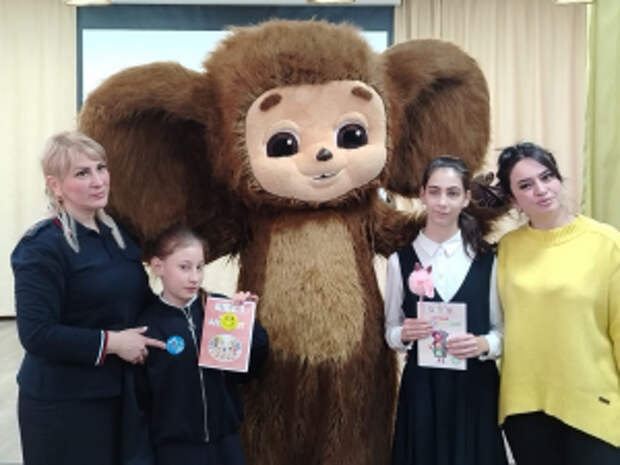 Во  Владикавказе сотрудники Госавтоинспекции Северной Осетии провели яркое мероприятие по ПДД для школьников с участием Чебурашки