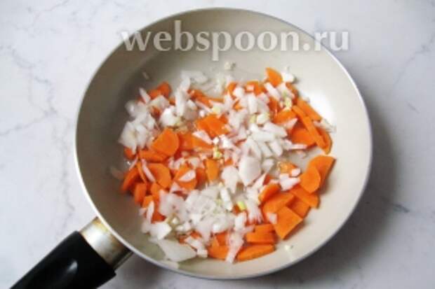 Морковь и репчатый лук чистим и моем, затем мелко режем.  На сковороду наливаем подсолнечное масло и припускаем овощи 10 минут.