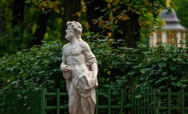 Скульптуры Летнего сада освободили от зимней «одежды»